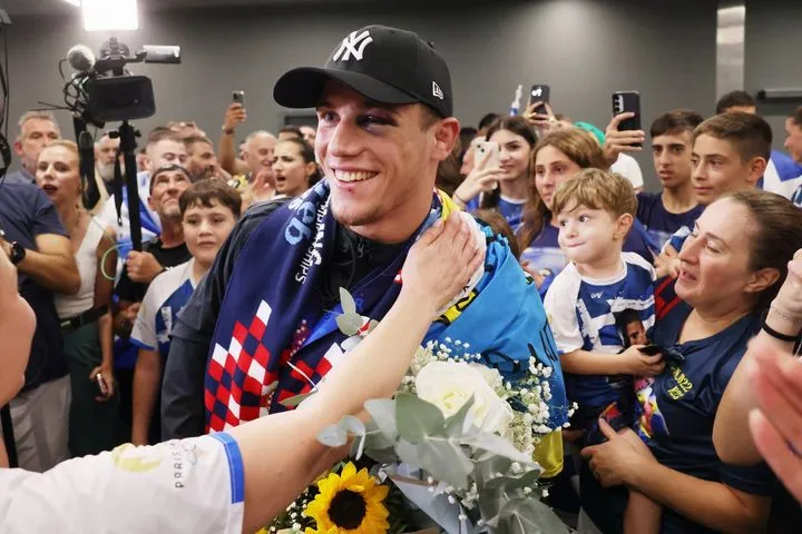 Κουγιουμτσίδης: “Βούλιαξε” το αεροδρόμιο Μακεδονία στην επιστροφή του Παγκόσμιου Πρωταθλητή Πάλης