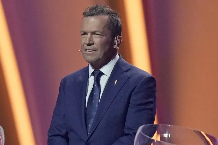 Ο Λόταρ Ματέους με την 26χρονη σύντροφό του στο κόκκινο χαλί της Χρυσής Μπάλας