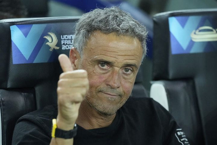 Λουίς Ενρίκε: “Η Παρί είναι η καλύτερη ομάδα στον κόσμο, βγάζω το καπέλο στον Ντεμπελέ για τη Χρυσή Μπάλα”