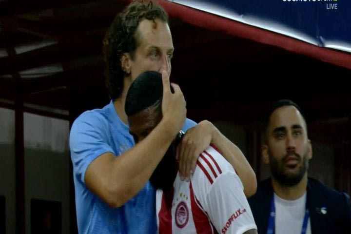 Ολυμπιακός – Πάφος: Η αγκαλιά του Ροντινέι με τον Νταβίντ Λουίζ