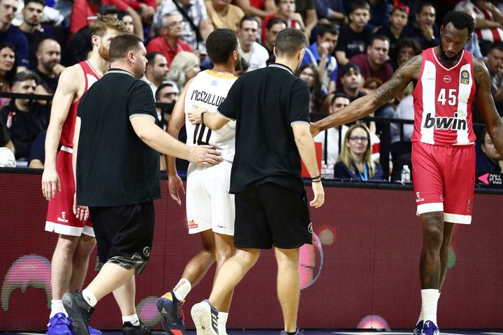 Όμορφη στιγμή στο Stoiximan Super Cup: Ο γιατρός και ο φυσιοθεραπευτής του Ολυμπιακού έτρεξαν πρώτοι όταν τραυματίστηκε ο Κένταλ ΜακΚάλουμ