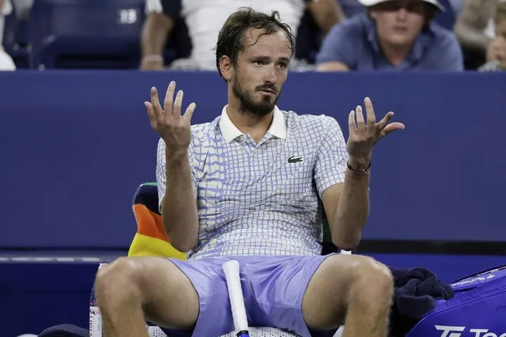 Ο Ντανιίλ Μεντβέντεφ ζήτησε από ball girl να του βγάλει την μπλούζα