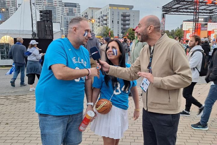 ΕΙΚΟΝΑ από τη Riga Arena, το SPORT24 υποδέχεται τους Έλληνες φιλάθλους: Πανζουρλισμός λίγο πριν τον μεγάλο ημιτελικό Ελλάδα – Τουρκία