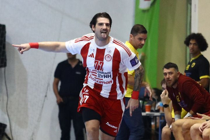 Ολυμπιακός – ΑΕΚ 24-23: Οι ερυθρόλευκοι πήραν τον πρώτο τίτλο της χρονιάς σε ματς για γερά νεύρα
