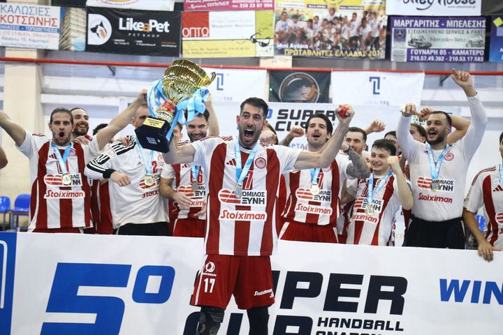 Η απονομή του τροπαίου του Super Cup στον Ολυμπιακό