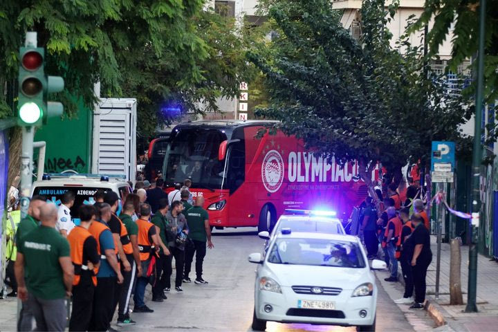 Παναθηναϊκός – Ολυμπιακός: Το VIDEO του SPORT24 από την άφιξη της ερυθρόλευκης αποστολής στη Λεωφόρο