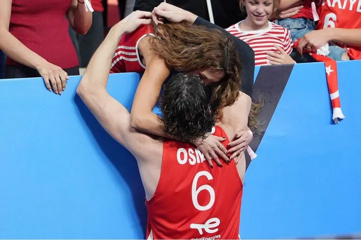 EuroBasket 2025: Ο Οσμάν πανηγύρισε την πρόκριση της Τουρκίας στον τελικό με ένα φιλί στη σύζυγό του