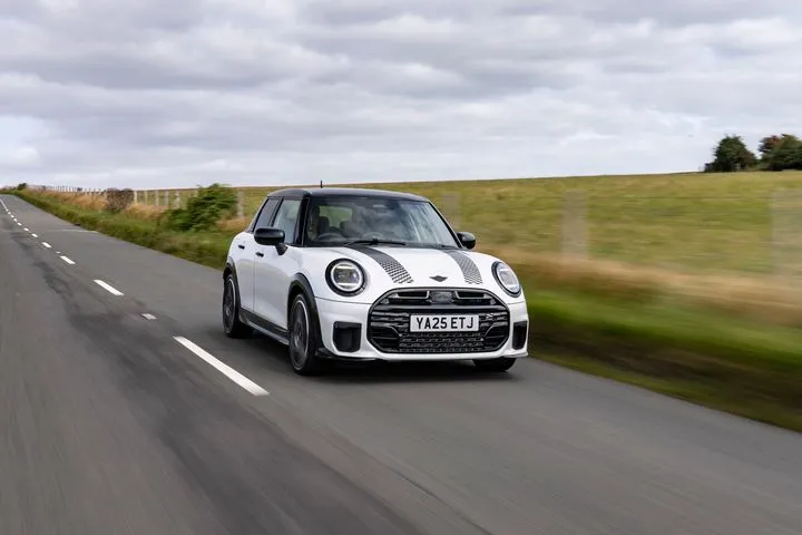 To 5θυρο MINI Cooper S σε έκδοση John Cooper Works έξω από το Λονδίνο