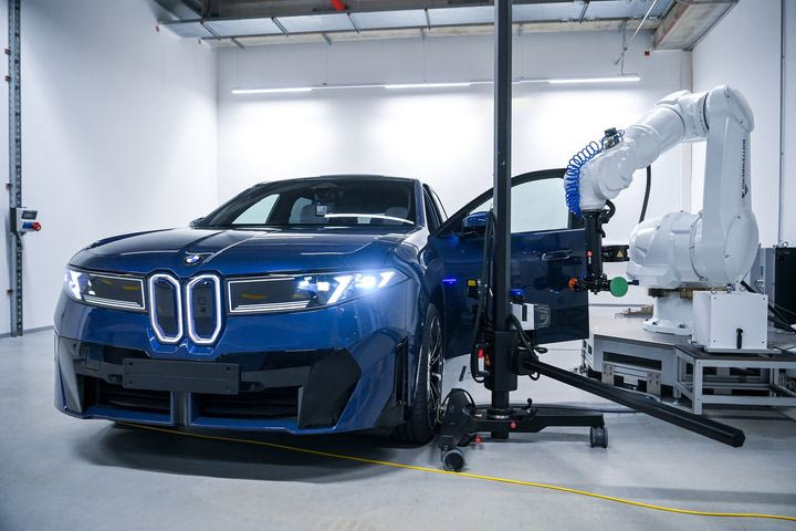 Το εργοστάσιο που θα παράγεται η νέα BMW iX3 λειτουργεί αποκλειστικά με ρεύμα ΑΠΕ