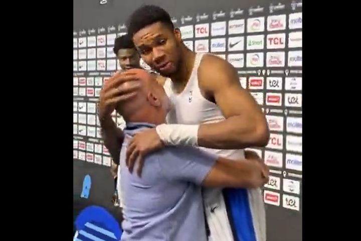 Αυτό είναι το VIDEO του EuroBasket: Ο Γιάννης Αντετοκούνμπο κλαίει στη μικτή ζώνη και όλοι λυγίζουν