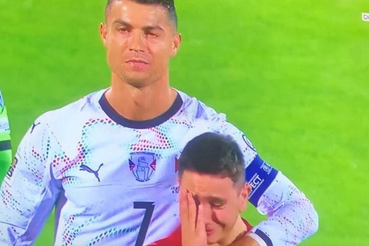Κριστιάνο Ρονάλντο: Πιτσιρικάς ξέσπασε σε κλάματα συνοδεύοντας τον Πορτογάλο αστέρα στο γήπεδο