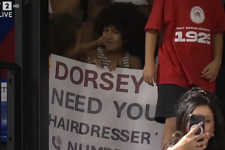 “Χρειάζομαι τον κομμωτή σου”: Το επικό πανό ενός πιτσιρικά προς τον Τάιλερ Ντόρσεϊ στον τελικό του Super Cup