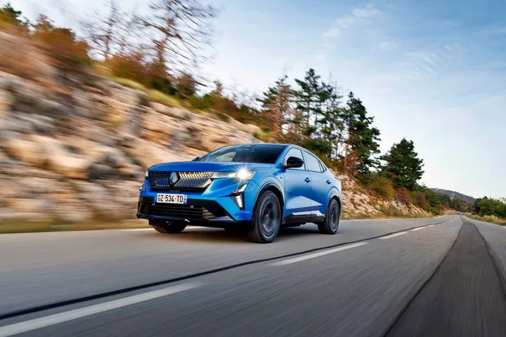 Με το Super-Hybrid SUV υψηλών επιδόσεων Rafale η Renault αλλάζει επίπεδο