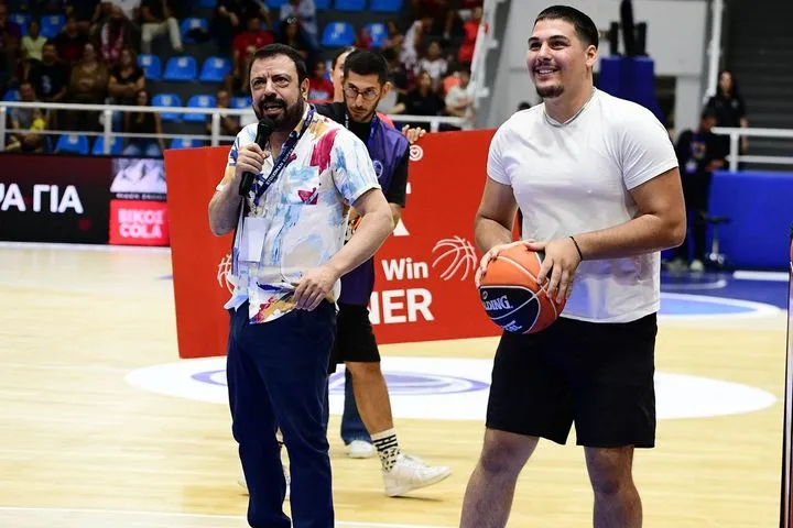 Φίλαθλοι όλων των ηλικιών στο Κλειστό Γυμναστήριο Καλλιθέας Ρόδου για τον τελικό του Stoiximan Super Cup