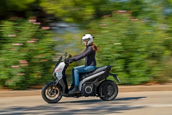 Τώρα το ηλεκτρικό scooter της Seat με την αποσπώμενη μπαταρία με νέα δελεαστική τιμή
