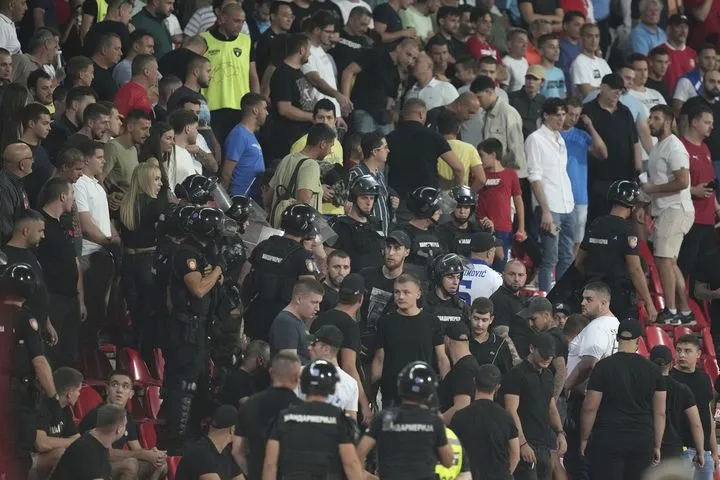 Σερβία – Αγγλία: Ξύλο στις εξέδρες μεταξύ υποστηρικτών και πολέμιων του προέδρου Βούτσιτς, επενέβη και η αστυνομία