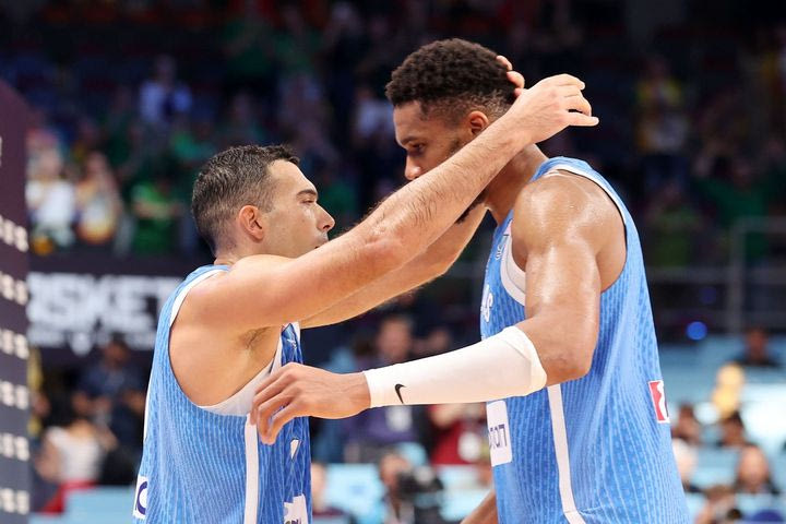 EuroBasket 2025: Η αγκαλιά του Γιάννη και του Σλούκα μετά την τεράστια πρόκριση της Εθνικής στον ημιτελικό