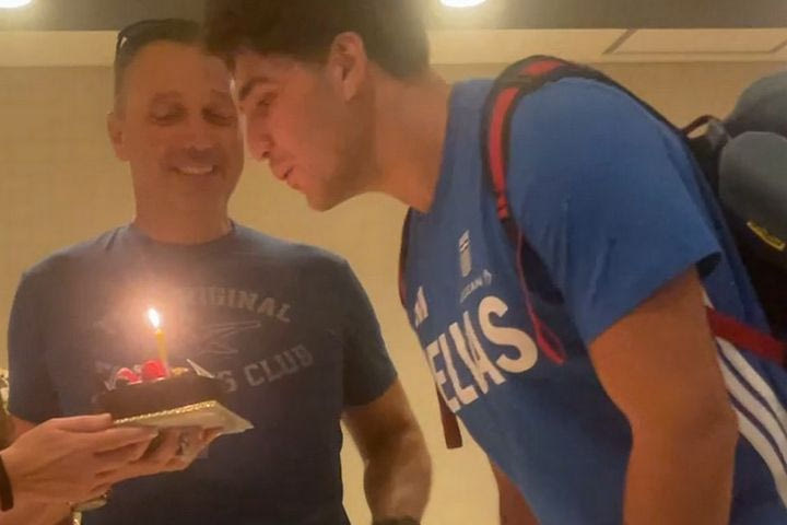 Η τούρτα έκπληξη στον δισκοβόλο Δημήτρη Παυλίδη λίγο πριν την επιστροφή από το Τόκιο