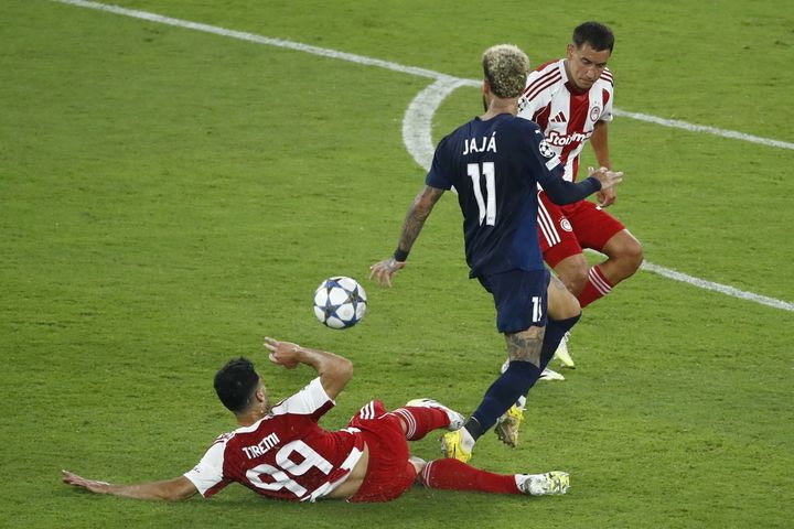 Ολυμπιακός – Πάφος: Αυτός είναι ο λόγος που η κόκκινη του Ταρέμι έγινε κίτρινη, σύμφωνα με την UEFA