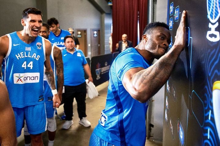EuroBasket 2025: Ο Θανάσης Αντετοκούνμπο κόλλησε με μανία το αυτοκόλλητο της Εθνικής στον πίνακα των ημιτελικών
