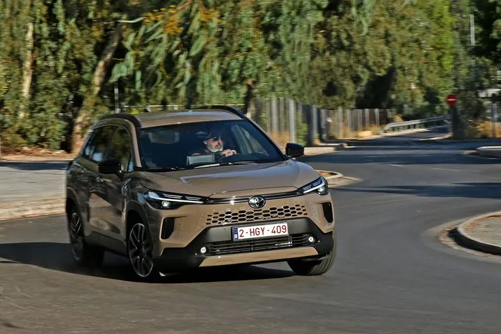 Δοκιμάζουμε στην Ελλάδα τη φρέσκια Toyota Corolla Cross στη βασική της υβριδική έκδοση