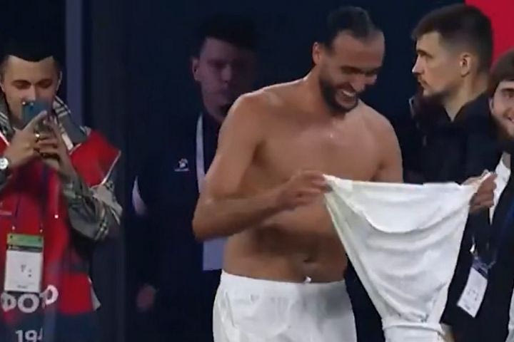 Ρωσία: Παίκτης πήρε πίσω τη φανέλα του από οπαδό για να συνεχίσει τον αγώνα, ύστερα από παρέμβαση του VAR