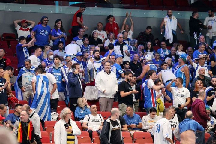 LIVE ΕΙΚΟΝΑ από τη Riga Arena, πανζουρλισμός λίγο πριν τον μεγάλο ημιτελικό Ελλάδα – Τουρκία