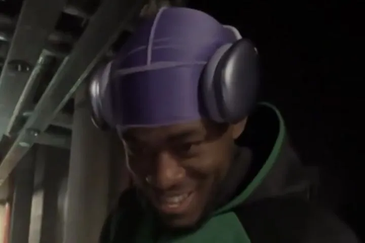 Η Ζάλγκιρις ζήτησε από τον Φουρνιέ να φέρει γαλακτομπούρεκο στο Κάουνας, αλλά ο Ράιτ προτιμά γύρο