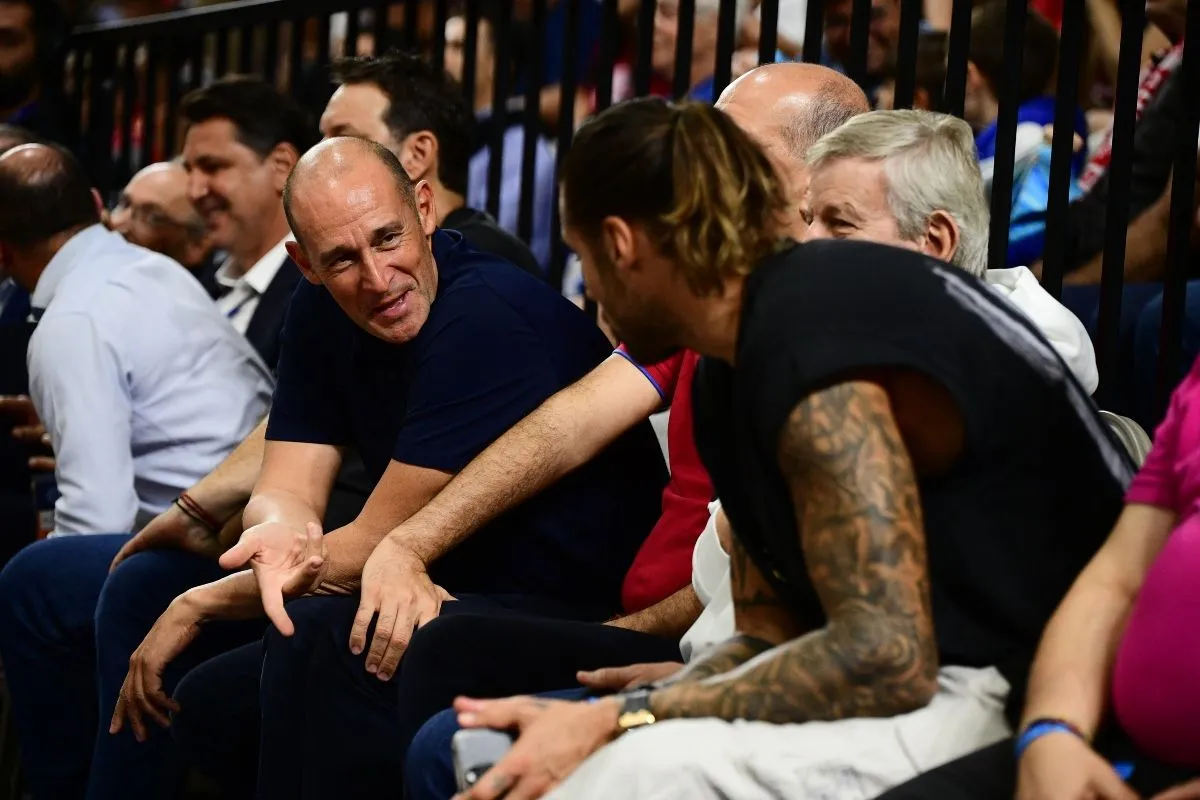 Ο Παναγιώτης Αγγελόπουλος συζητά με τον Γιώργο Πρίντεζη