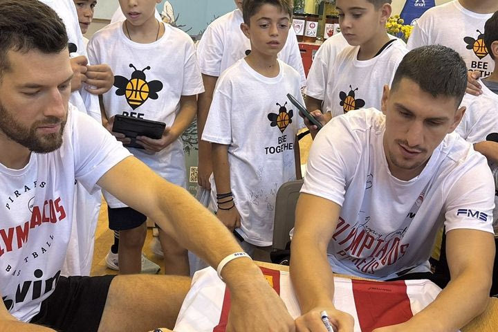 Ολυμπιακός: Πίτερς, Λαρεντζάκης και Γουόρντ γνώρισαν τον κόσμο των μελισσών μέσα από τη δράση Bee Together