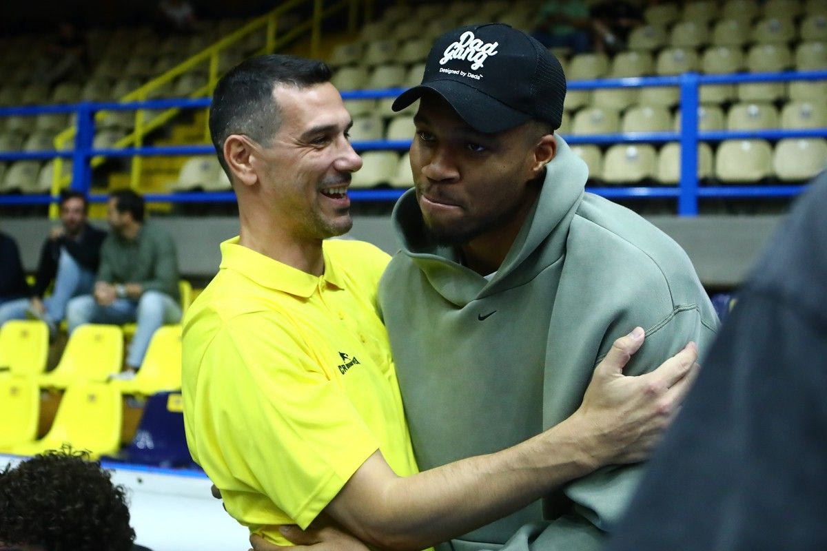 Αγκαλιές Αντετοκούνμπο – Ζήση, ο Γιάννης συνάντησε τον Φορμπς στο Περιστέρι