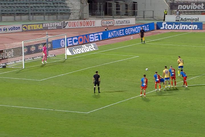 Ο Αστέρας AKTOR μείωσε σε 2-1 με πέναλτι του Μακέντα μετά από παρέμβαση του VAR