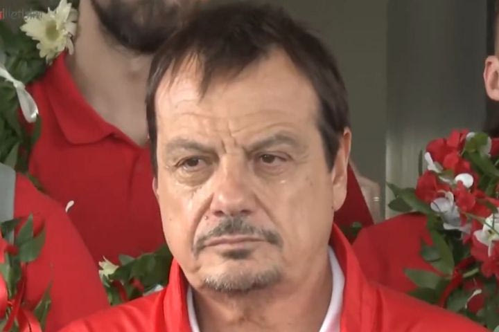 Ο Αταμάν “έσπασε”: Συγκλονιστικό VIDEO με τον Τούρκο προπονητή να μην μπορεί να συγκρατήσει τα δάκρυά του