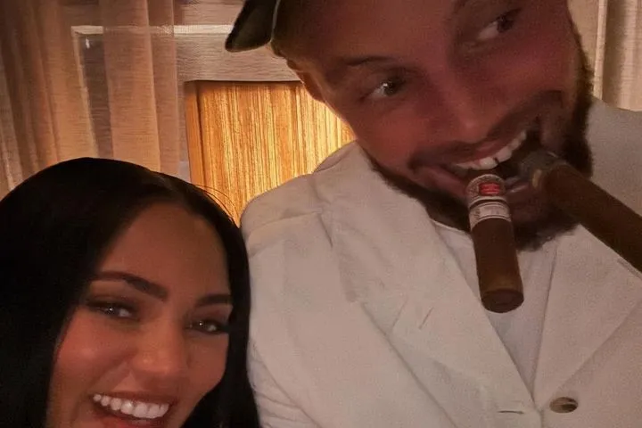 Φιλιά, χαμόγελα και πούρα για τον Στεφ Κάρι και τη σύζυγό του στη Νέα Υόρκη