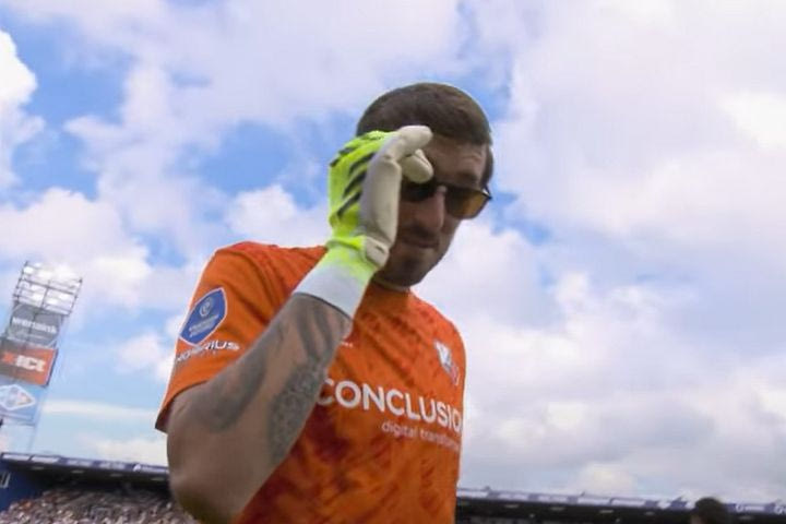 Ο Μπάρκας κατέβασε ρολά κι έφυγε με σουβενίρ ένα ζευγάρι γυαλιά ηλίου από την έδρα της Ζβόλε