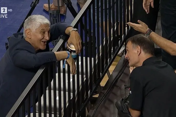 Stoiximan Super Cup: Όμορφο τετ-α-τετ ανάμεσα σε Παναγιώτη Γιαννάκη και Γιώργο Μπαρτζώκα