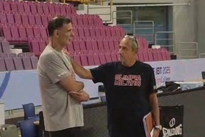 Ολυμπιακός – Αρμάνι Μιλάνο: Τα είπαν σε καλό κλίμα Μπαρτζώκας και Μεσίνα πριν το φιλικό