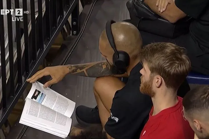 Ο Εβάν Φουρνιέ διάβαζε βιβλίο στην κερκίδα κατά τη διάρκεια του πρώτου ημιτελικού του Stoiximan Super Cup