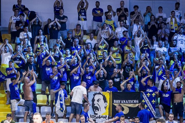 EuroBasket 2025, Ελλάδα – Βοσνία: Βόσνιοι οπαδοί επιχείρησαν να κλέψουν ελληνική σημαία, τους απομάκρυνε η ασφάλεια του γηπέδου