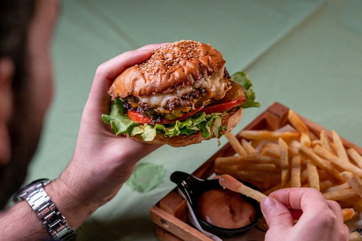 Γιατί το junk food σού χαλάει τη διάθεση;