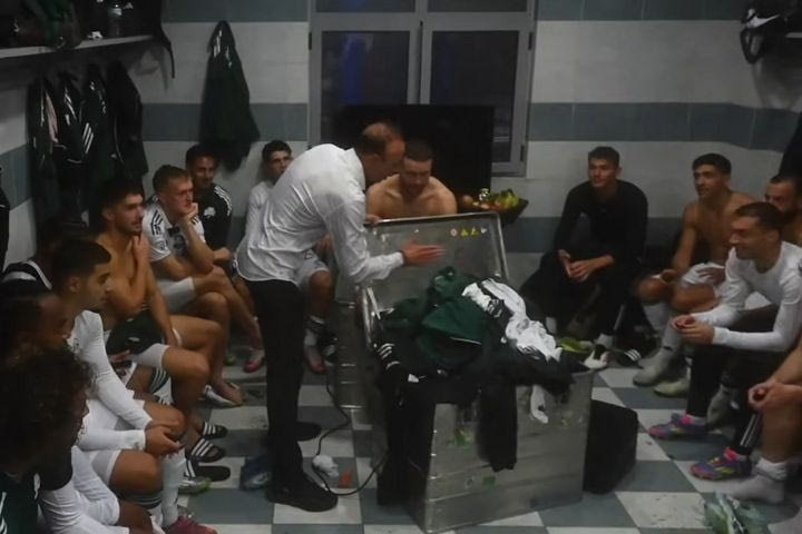 Συγκλονιστική στιγμή στο Αγρίνιο: Ο Κόντης στα αποδυτήρια, βρεγμένος από την κορυφή μέχρι τα νύχια, ρώτησε ποιος είναι ο MVP, όπως και στη Βέρνη