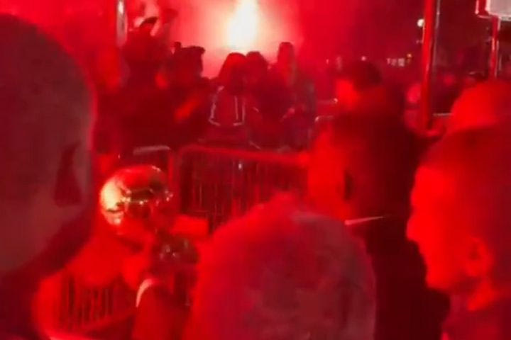 Χρυσή Μπάλα, Ουσμάν Ντεμπελέ: Οπαδοί της Παρί Σεν Ζερμέν γέμισαν τους δρόμους του Παρισιού για να γιορτάσουν μαζί με τον Γάλλο