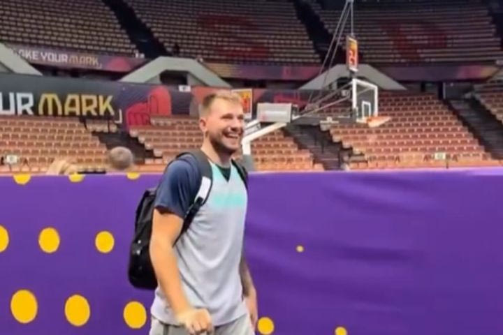 EuroBasket 2025: Ο Ντόντσιτς έβαλε σουτ από την μικτή ζώνη με την τσάντα στην πλάτη και ο Όμιτς το πλήρωσε με κάμψεις