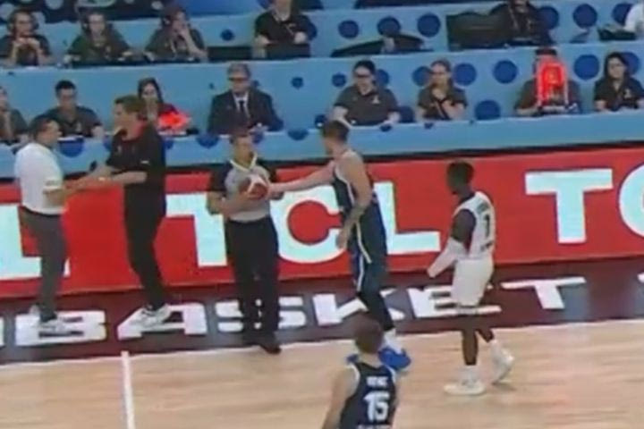 EuroBasket 2025: O Ντόντσιτς έδωσε τη μπάλα στους διάιτητες και έφυγε