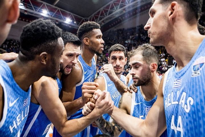 Η Εθνική Ελλάδας μετά τη νίκη επί της Ισπανίας