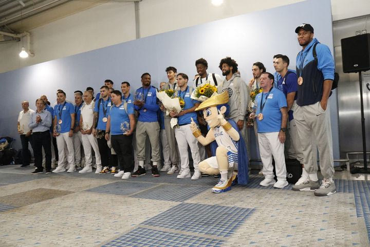 EuroBasket 2025: Η Εθνική έφτασε στην Αθήνα υπό τους ήχους του Final Countdown – Συγκινητικές εικόνες