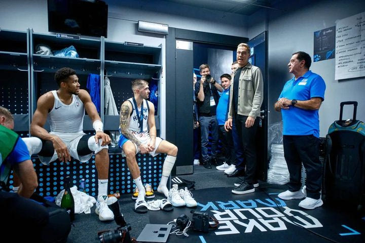 EuroBasket 2025: Ο Πρόεδρος της Φινλανδίας πήγε στα αποδυτήρια της Εθνικής για να συγχαρεί την ομάδα