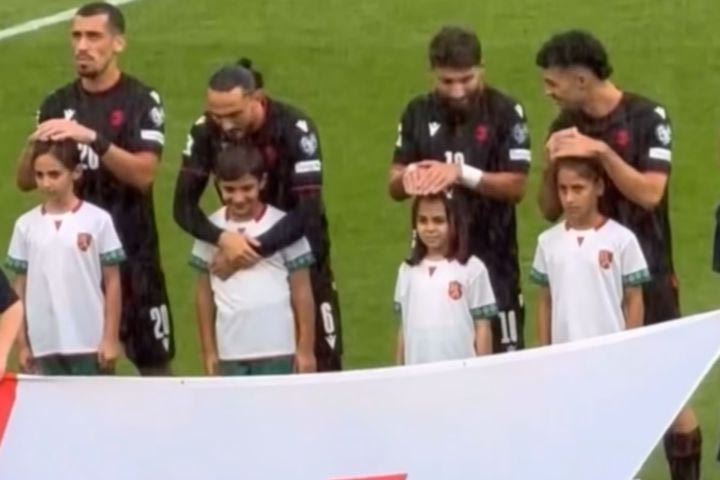 Προκριματικά Μουντιάλ 2026: Βραβείο ιπποτισμού για τους παίκτες της εθνικής Γεωργίας, προστάτεψαν παιδιά-συνοδούς από τη βροχή