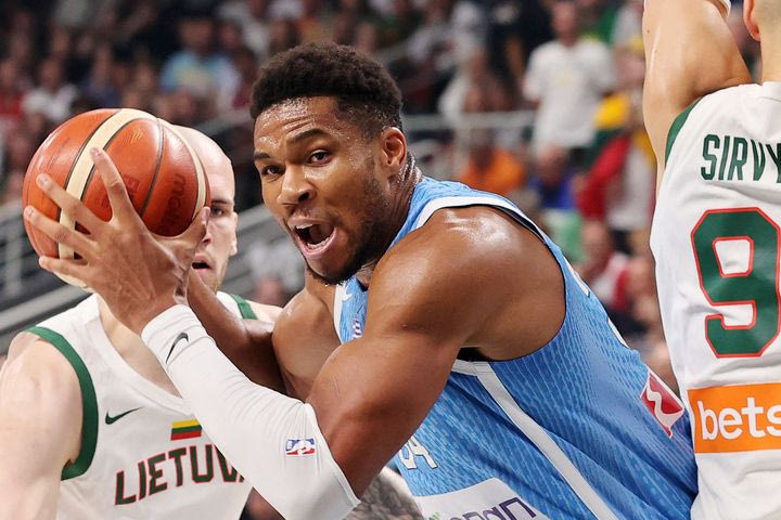 EuroBasket 2025: Η FIBA αναρωτιέται “πώς να σταματήσεις τον Γιάννη”, όταν αυτός ξεχύνεται στο ανοιχτό γήπεδο