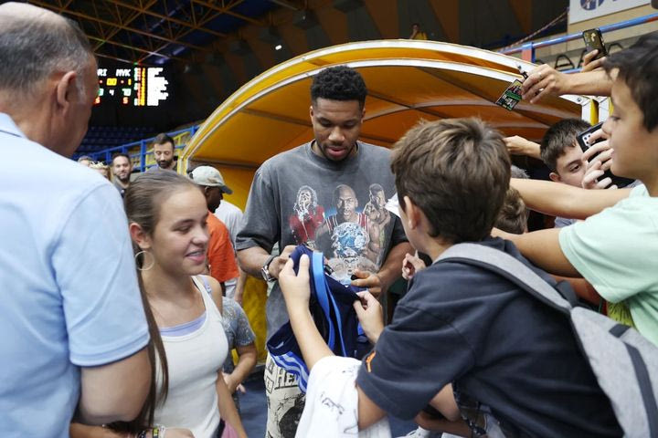 Χαμός με Γιάννη Αντετοκούνμπο στο Περιστέρι, δεν σταμάτησε να δίνει αυτόγραφα